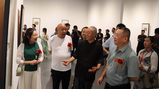 嘉宾及观众在现场参观画展